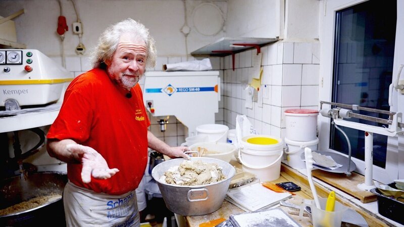 Bäcker Harald Metscher backt zum letzten Mal für seine Kunden. Ab morgen ist die Traditionsbäckerei in Langenweddingen geschlossen. +++ Die Verwendung des sendungsbezogenen Materials ist nur mit dem Hinweis und Verlinkung auf RTL+ gestattet. +++; Bäcker Harald Metscher backt zum letzten Mal für seine Kunden. Ab morgen ist die Traditionsbäckerei in Langenweddingen geschlossen. +++ Die Verwendung des sendungsbezogenen Materials ist nur mit dem Hinweis und Verlinkung auf RTL+ gestattet. +++ – Bild: RTL