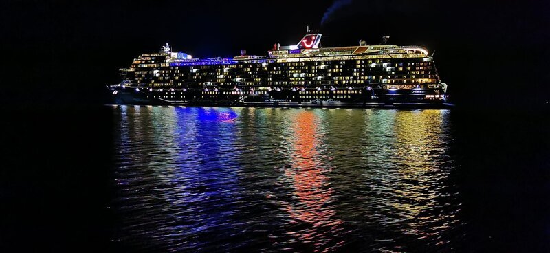 Ein Schiff – Bild: ServusTV /​ Interspot