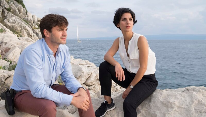 Branka Marić (Neda Rahmanian) und ihr Kollege Emil Perica (Lenn Kudrjawizki) von der Mordkommission Split. – Bild: ARD Degeto/​Erika Hauri