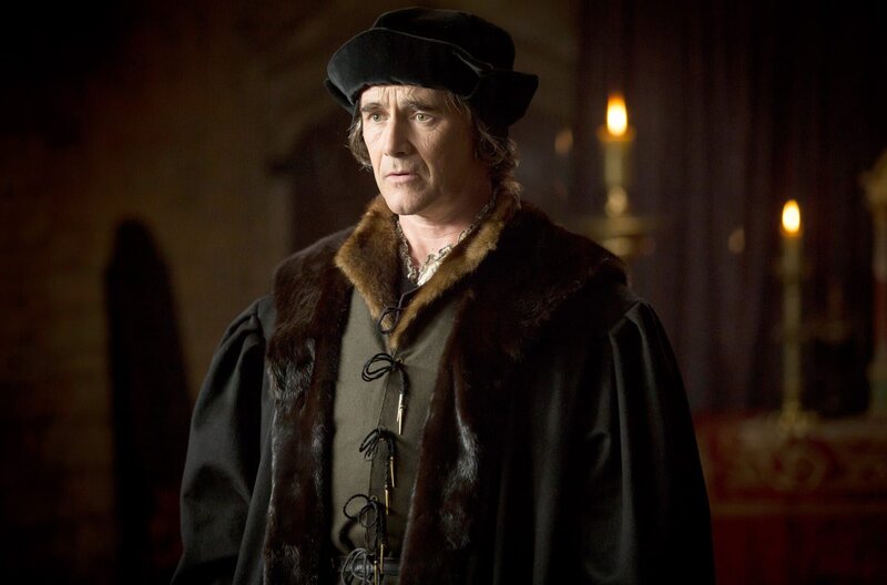 Thomas Cromwell (Mark Rylance) beobachtet, wie König Henry VIII. der jungen Jane Seymour Avancen macht. – Bild: Company Pictures/​Playground E