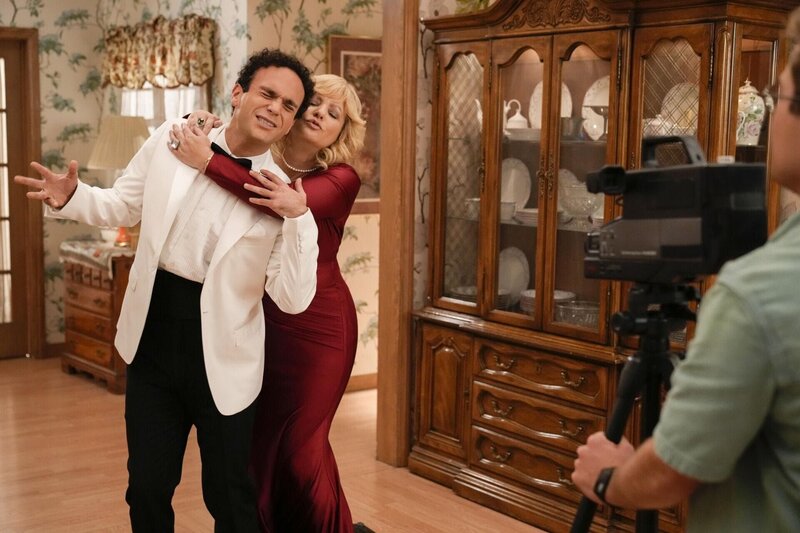 (v.l.n.r.) Barry Goldberg (Troy Gentile); Beverly Goldberg (Wendi McLendon-Covey); Adam Goldberg (Sean Giambrone) – Bild: 2021 American Broadcasting Companies, Inc. All rights reserved. /​ Scott Everett White Lizenzbild frei