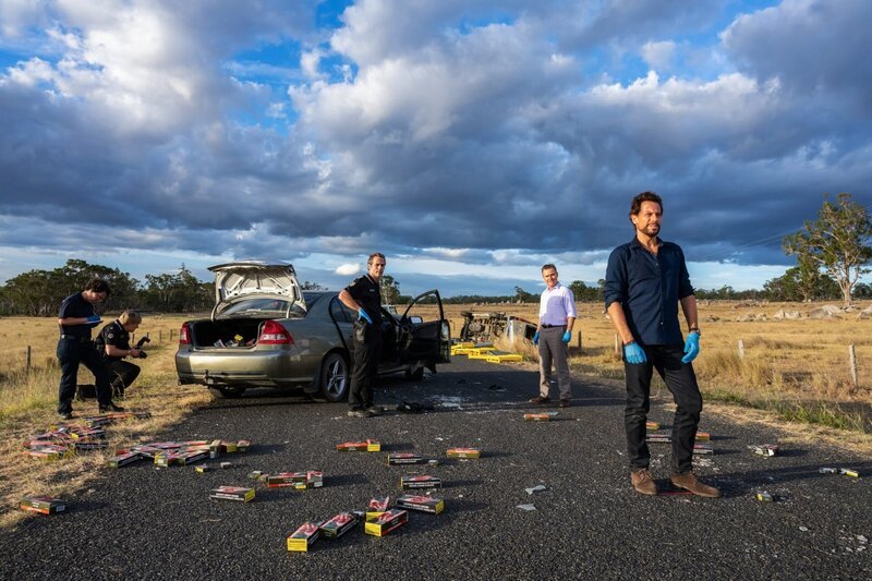 (v.li.): Christopher Morris (Senior Sergeant Colin Fairley), Darren Gilshenan (Dr. Lyle Fairley), Ioan Gruffudd (Dr. Daniel Harrow). – Bild: ORF/​Disney/​ABC/​Scott Belzner