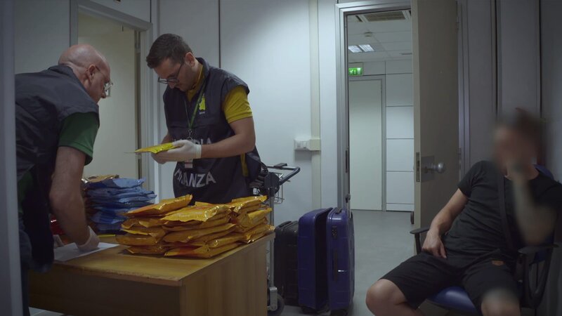 Auf den sogenannten „Baggage Tags“ sind der Zielflughafen und die Flugnummer vermerkt. Mithilfe der Klebestreifen lässt sich das Gepäck am Airport einer Bordkarte zuordnen. Aber ein Passagier hat die Etiketten in Rom von seinen Koffern abgerissen. Damit macht sich der Mann, der mit einer Maschine aus Kairo in der italienischen Hauptstadt gelandet ist, bei der Zollpolizei verdächtig. Die Grenzschützer in Brüssel bekommen es unterdessen mit verdorbenen tierischen Lebensmitteln zu tun. Dort beschlagnahmen die Beamten Fisch und Fleisch aus dem Kongo. – Bild: Discovery Channel