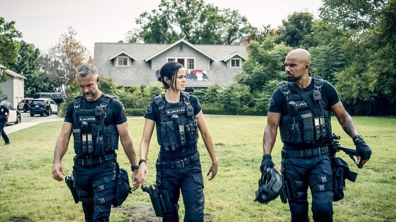 (v.li.): Jay Harrington (David Kay), Lina Esco (Christina Alonso), Shemar Moore (Daniel ‚Hondo‘ Harrelson). – Bild: ORF/​Sony Pictures/​CBS