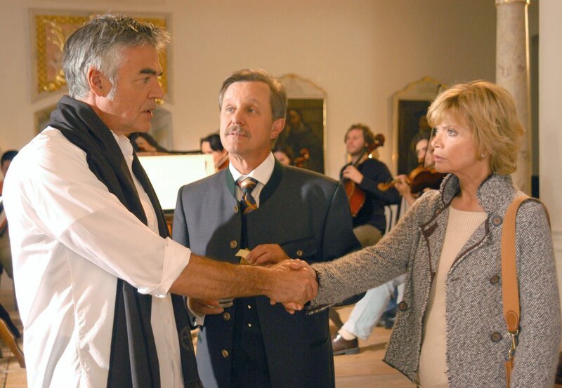 Der Bürgermeister (Werner Rom, Mitte) führt Antonia (Uschi Glas) unauffällig zu ihrer Jugendliebe, dem Star-Dirigenten Friedrich Theisenbeck (Michael Greiling), zusammen. – Bild: ZDF/​ARD Degeto/​Magdalena Mate