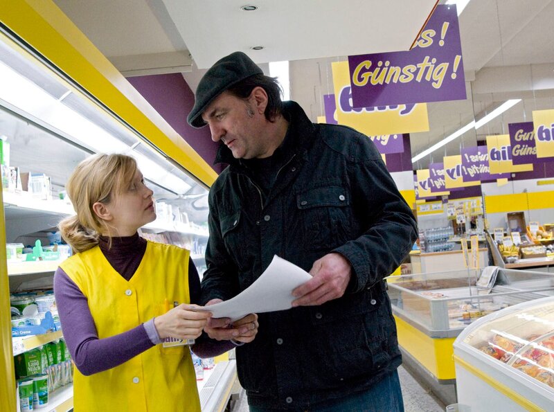 Kopper (Andreas Hoppe) konfrontiert Beate Schütz (Stefanie Stappenbeck) mit Fotos von einem heimlichen Treffen der Billy-Mitarbeiterinnen und versetzt sie damit in ziemliche Aufregung. Bei Billy wird nämlich schnell gekündigt … – Bild: SWR/​Krause-Burberg