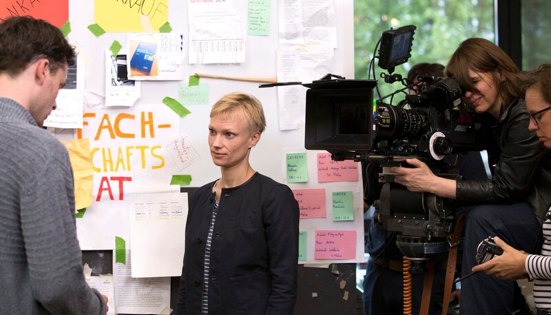 Als Trude (Lise Risom Olsen) merkt, dass in ihrer Wohnung ein fremder Mann ist, ruft sie die Polizei an. – Bild: rbb/​Frédéric Batier