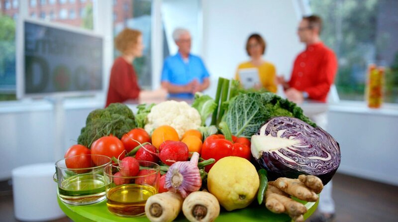 Essen als Medizin: Die Docs zeigen, wie mit gezielten Ernährungs-Strategien Symptome verbessert oder Krankheiten sogar geheilt werden können. – Bild: NDR/​Oliver Zydek