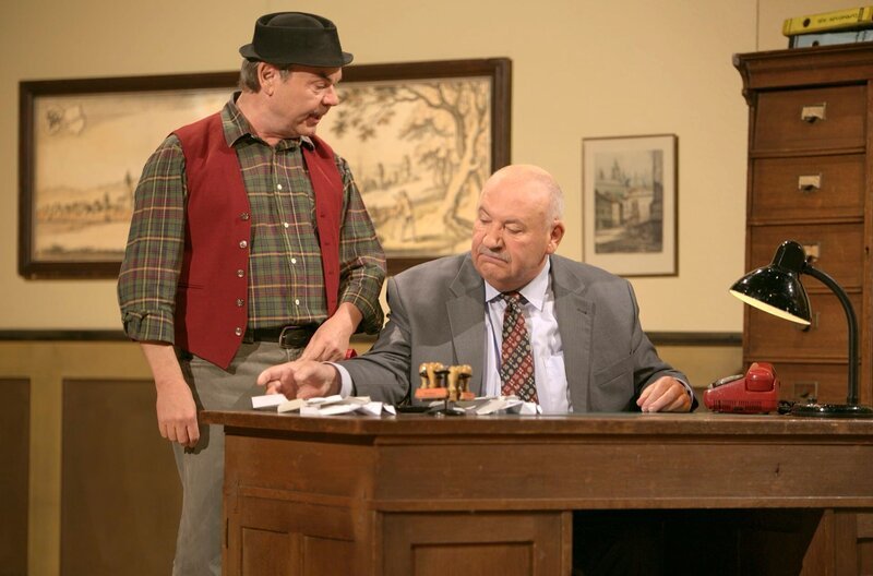 Der Bürgermeister (Karlheinz Hartmann, re.) und sein Amtsbote Hannes (Albin Braig, li.) – Bild: SWR/braig-productions Der Bürgermeister (Karlheinz Hartmann, re.) und sein Amtsbote Hannes (Albin Braig, li.) – Bild: SWR/braig-productions
