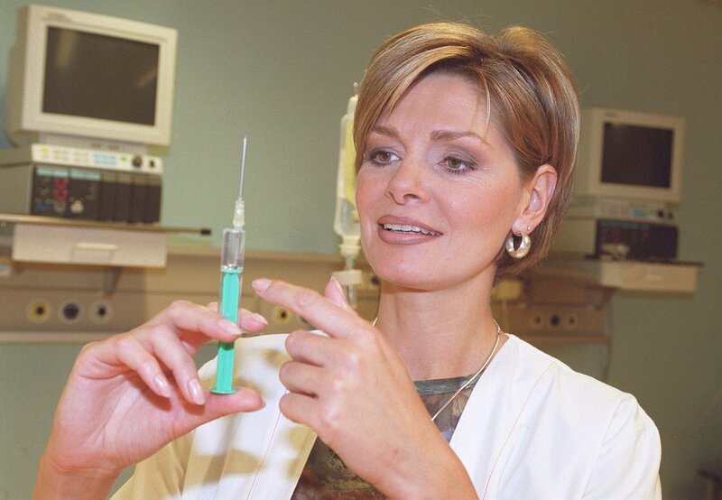 MDR Fernsehen IN ALLER FREUNDSCHAFT FOLGE 38, „Das Damoklesschwert“, am Mittwoch (07.03.12) um 12:30 Uhr. Schwester Ivonne (Maren Gilzer) weiß sich gegen aufsässige Patienten zu wehren. – Bild: MDR/​Laue