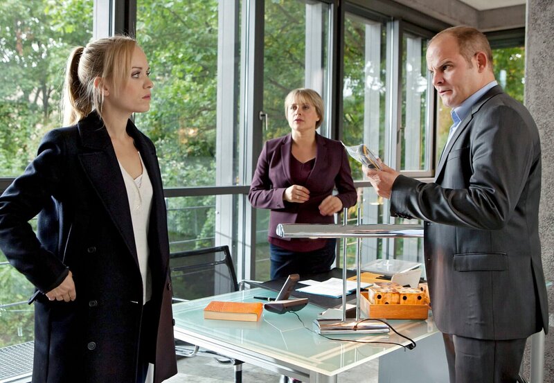 ARD HEITER BIS TÖDLICH – HAUPTSTADTREVIER, FOLGE 22, „Wissen ist Macht“, am Dienstag (25.02.14) um 18:50 Uhr im ERSTEN. Julia Klug (Friederike Kempter, l.) und Johannes Sonntag (Matthias Klimsa, r.) suchen im Büro von Maren Oswald (Isabell Tuengerthal, M.) nach weiteren Hinweisen. – Bild: ARD/​Daniela Incoronato