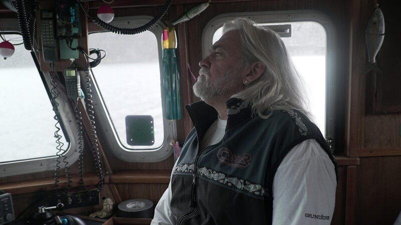 Captain Wild Bill ist ein bisschen frustriert von seinen Motorproblemen, lässt sich davon aber nicht aufhalten. – Bild: Discovery Communications