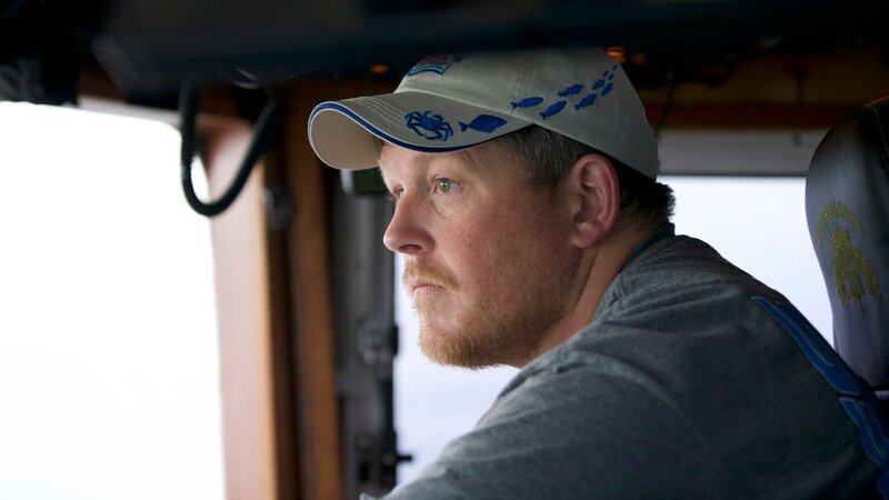 Co-Captain of the Cornelia Marie, Casey McManus, at the helm. – Bild: charlie beck /​ Discovery Channel