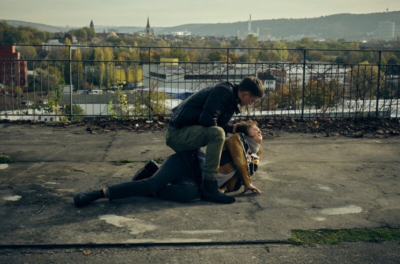 Mikel Maslov (Oleg Tikhomirov) überfällt Sozialarbeiterin Aro Neuffer (Caroline Cousin).  © SWR/​Benoît Linder, honorarfrei – Verwendung gemäß der AGB im engen inhaltlichen, redaktionellen Zusammenhang mit genannter SWR-Sendung bei Nennung „Bild: SWR/​Benoît Linder“ (S2+). SWR Presse/​Bildkommunikation, Tel: 07221 929 22202, foto@swr.de – Bild: SM865366 /​ SWR/​Benoît Linder /​ SWR Presse/​Bildkommunikation