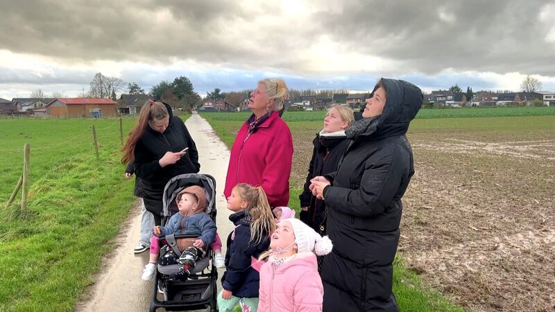 Heute geht’s auf’s Feld zum Drachensteigen – Bild: RTLZWEI