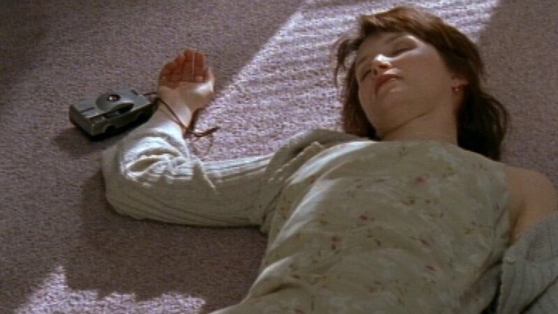 Brian findet heraus, dass heute Ivanas (Kathleen Duborg) 30. und nicht ihr 31. Geburtstag ist. Er findet er sie tot auf dem Schlafzimmerboden. Damit haben sich ihre ‚Dunkeln Träume‘ erfüllt … – Bild: RTL II