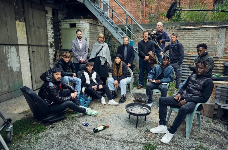 S√úDWESTRUNDFUNK Im Dreh: ‚ÄûTatort ‚Äì Zerrissen‘Äú mit Richy M√ºller und Felix Klare – Das Stuttgarter Tatort-Team zwischen begr√ºndetem Verdacht und verstocktem Zeugen Dreharbeiten in Stuttgart f√ºr den ‚ÄûTatort ‚Äì Zerrissen‘Äú (AT): Autor und Regisseur Martin Eigler (hintere Reihe, 2.v. rechts) mit Richy M√ºller und Felix Klare (hintere Reihe 3. Und 4.v.r.) und Thapelo Mashiane (hintere Reihe rechts), Kameramann Andreas Sch√§fauer (auf der Treppe), Producer Timo Held (hintere Reihe links), Redakteurin Brigitte Dithard und eine Gruppe Komparsen. ¬© SWR/​Beno√ét Linder, honorarfrei – Verwendung gem√§√ü der AGB im engen inhaltlichen, redaktionellen Zusammenhang mit genannter SWR-Sendung und bei Nennung „Bild: SWR/​Beno√ét Linder“ (S2+). SWR Presse/​Bildkommunikation, Baden-Baden, Tel: 07221/​929⁠–⁠22202, foto@swr.de – Bild: SWR/​BenoÎt Linder /​ SWR Presse/​Bildkommunikation