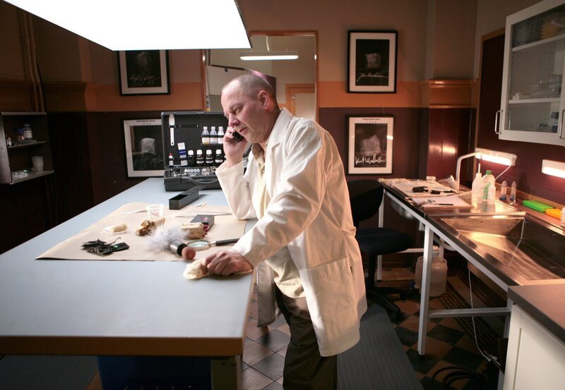 Der Techniker Nyberg (Mats Bergman) hat etwas entdeckt. – Bild: ARD Degeto/ARD Degeto/Yellow Bird/Nille Leander Der Techniker Nyberg (Mats Bergman) hat etwas entdeckt. – Bild: ARD Degeto/ARD Degeto/Yellow Bird/Nille Leander