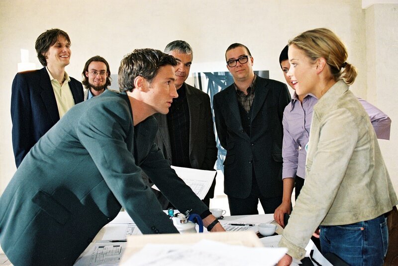 Ihr Date am Donnerstag: „Nur Anfänger heiraten“. Im Bild: Der erfolgreiche Architekt und Bräutigam in spe Hannes (Benjamin Sadler, vorne, li.) bekommt von seiner Hochzeitsplanerin Nina (Muriel Baumeister, vorne, re.) ordentlich Kontra. – Bild: TVP