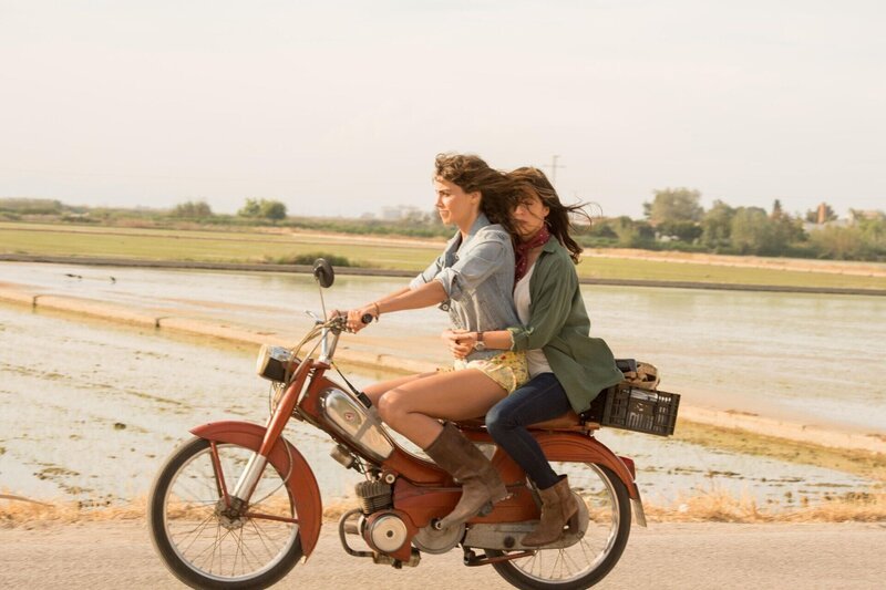 Verónica (Irene Arcos, l.); Alejandra (Verónica Sánchez, r.) – Bild: Dieses Bild darf ausschließlich nach Maßgabe der Allgemeinen Geschäftsbedingungen für die Presselounges der Sender der ProSiebenSat.1 Media SE (AGB) genutzt werden. Die in den AGB festgesetzten Rechteeinschränkungen sind unbedingt  …