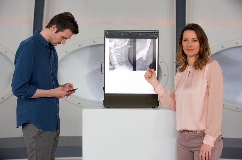 Wächst uns bei intensiver Handynutzung ein Horn im Nacken? Anja Reschke (r.) und Adrian Pflug (l.) schauen sich dieses Phänomen einmal etwas genauer an und erklären, was dahinter steckt – bei „Wissen vor acht – Zukunft“. – Bild: ARD/​Michael Boehme
