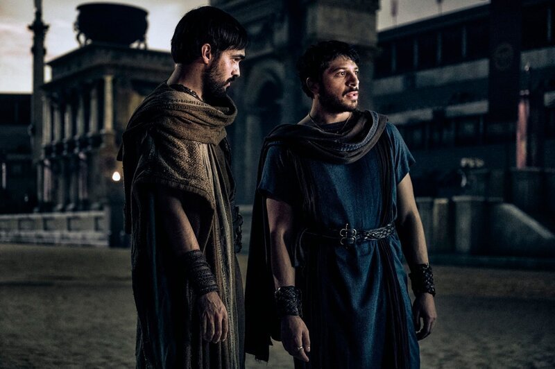 v.li.: Andria (Eneko Sagardoy), Scorpus (Dimitri Leonidas) – Bild: 2023 Peacock TV LLC. All Rights Reserved /​ 2023 TATD Financing and Distribution, LLC. All Rights Reserved. /​ Peacock /​ Reiner Bajo/​™© 2024 Peacock TV LLC. All Rights Reserved
