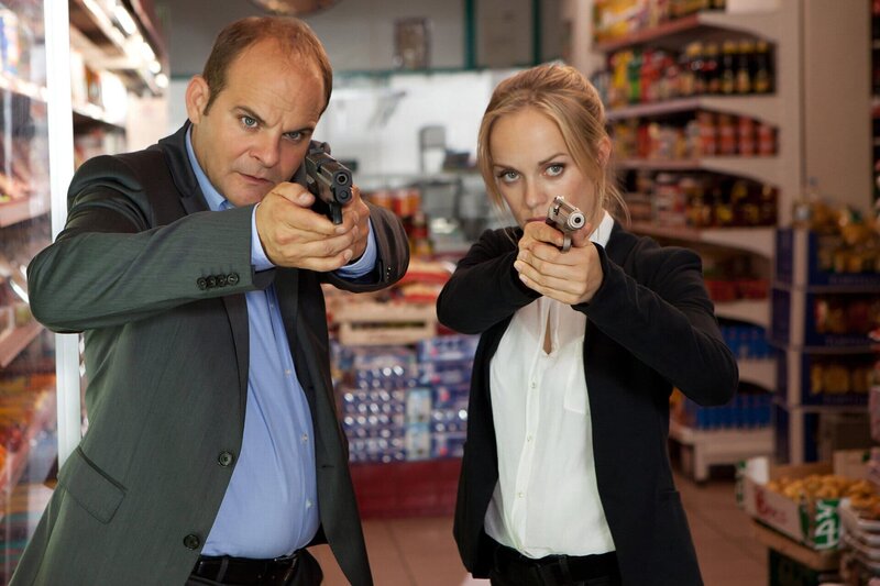 Entführung: Julia Klug (Friederike Kempter, r.) und Johannes Sonntag (Matthias Klimsa, l.) mit gezückter Pistole. – Bild: NDR/​ARD/​Daniela Incoronato