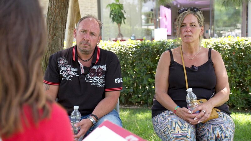 Um die Sprache besser zu lernen und zu verstehen, macht ein Ehepaar aus Bonn einen Italienischkurs mit. – Bild: RTLZWEI