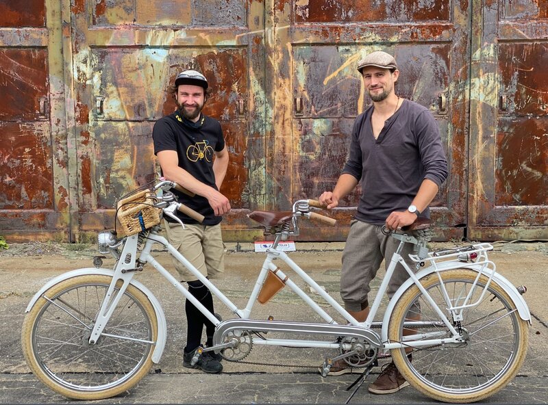 Über 1000 Kilometer Brandenburg mit dem Fahrrad – „Rad auf Achse“ ist unterwegs auf dem längsten Radfernweg Deutschlands, der „Tour Brandenburg“. Es gibt Begegnungen mit Menschen am Wegesrand und Eindrücke aus dem Land Brandenburg in seiner Pracht und Vielfalt. Folge 1 radelt vom Havelland durch die Uckermark, das Oderbruch bis zum Tor der Lausitz. – Florian Zucknick und Matthias Neubert unterwegs mit einem dem Hochzeitstandem. – Bild: rbb
