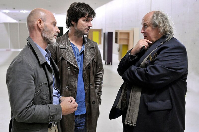 WDR Fernsehen LÖSEGELD, Regie und Autor: Stephan Wagner, am Donnerstag um 20:15 Uhr. Kann der Informant (Josef Ostendorf, r.) den Polizisten Lysewski (Misel Maticevic, M) und Lutz Weber (Simon Licht, l.) bei der Klärung des Falls helfen? – Bild: WDR/​Oliver Feist