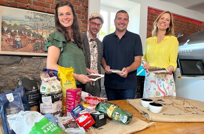 Ines (l.) und David (z.v.r.) wollen den perfekten Kaffee! Auf was es dafür schon bei der Bohne ankommt, finden sie zusammen mit Reporterin Hendrike Brenninkmeyer (r.) und Barista Thorsten Heizmann (z.v.l.) heraus! – Bild: rbb/​SWR/​SolisTV
