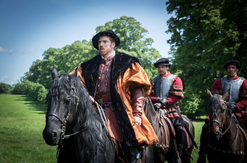 König Henry VIII. (Damian Lewis, li.) fühlt sich zutiefst gedemütigt, als die zahlreichen Affären seiner Ehefrau öffentlich werden. – Bild: Company Pictures/​Playground E
