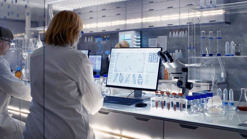 Auch im Labor ist Glas sehr wichtig. Man kann damit Chemikalien über die Flamme eines Bunsenbrenners halten. – Bild: K22 Film