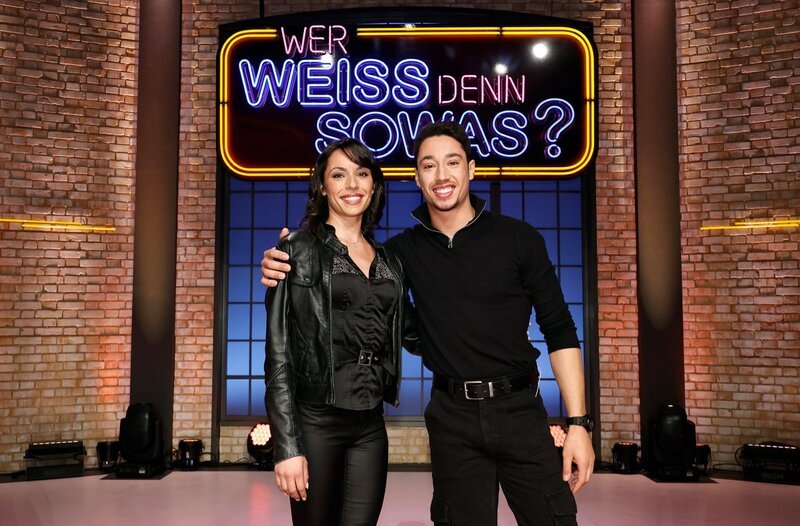 Treten bei „Wer weiß denn sowas?“ als Kandidat:innen an: Die Akrobatin Merrylu Casselly (l.) und ihr Bruder, der Akrobat René Casselly (r). – Bild: ARD/​Morris Mac Matzen