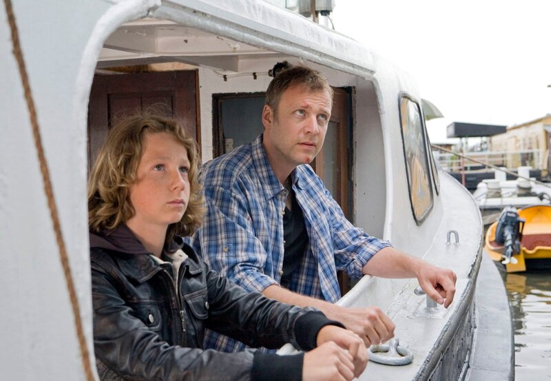 ARD DER DICKE III. STAFFEL FOLGE 27 (WH), „Falsches Spiel“, am Freitag um 18:50 Uhr im ERSTEN. Bodo Merker (Fabian Meier, l.) und sein Vater Wolfgang Hanisch (Christoph Grunert, r.) werden bei einem Einbruch ertappt. – Bild: ARD/​Georges Pauly