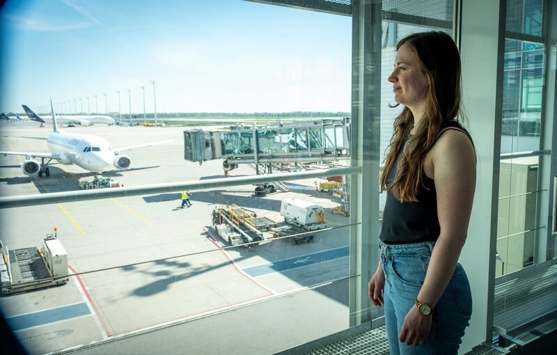 Laura (29) bekommt bei jedem Start und jeder Landung Panikattacken. Schätzungen zufolge leiden 16 Prozent der Deutschen unter Flugangst. – Bild: 3sat
