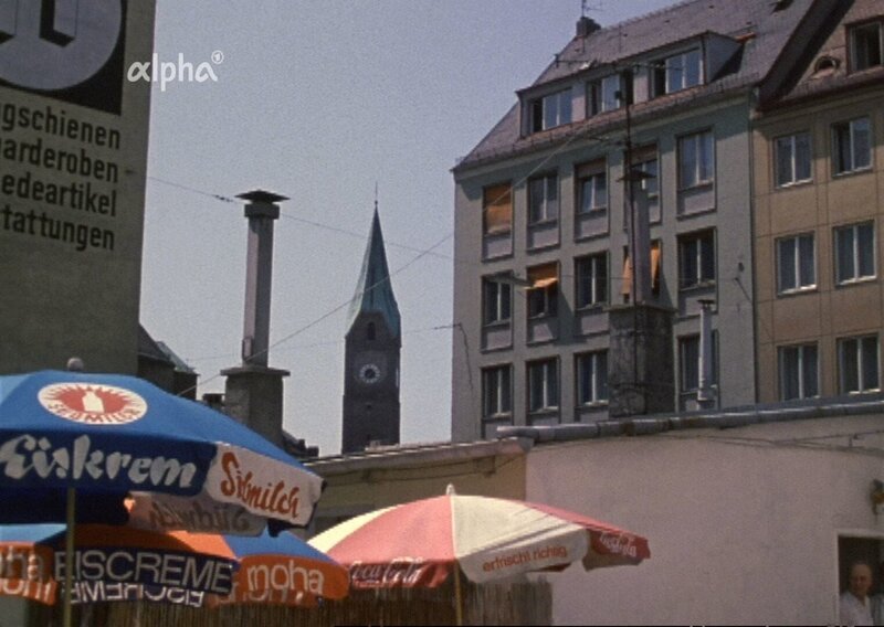 Sendlinger Straße in München 1971 – eine Baulücke wird sofort für einen Biergarten genutzt. – Bild: BR