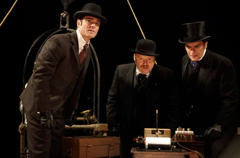 Detective Murdoch (Yannick Bisson), Inspector Brackenreid (Thomas Craig) und Terrence Meyers (Peter Keleghan). – Bild: WDR/​ITV Studios