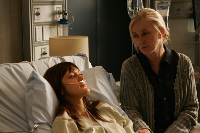 Die junge Irina (Azura Skye, l.) wird in die Klinik eingeliefert, weil sie behauptet, Tote zu sehen und mit ihnen sprechen zu können. Auch ihre bereits verstorbene Mutter (Caroline Lagerfelt, r.) nimmt angeblich Kontakt zu ihr auf … – Bild: NBC Universal, Inc.