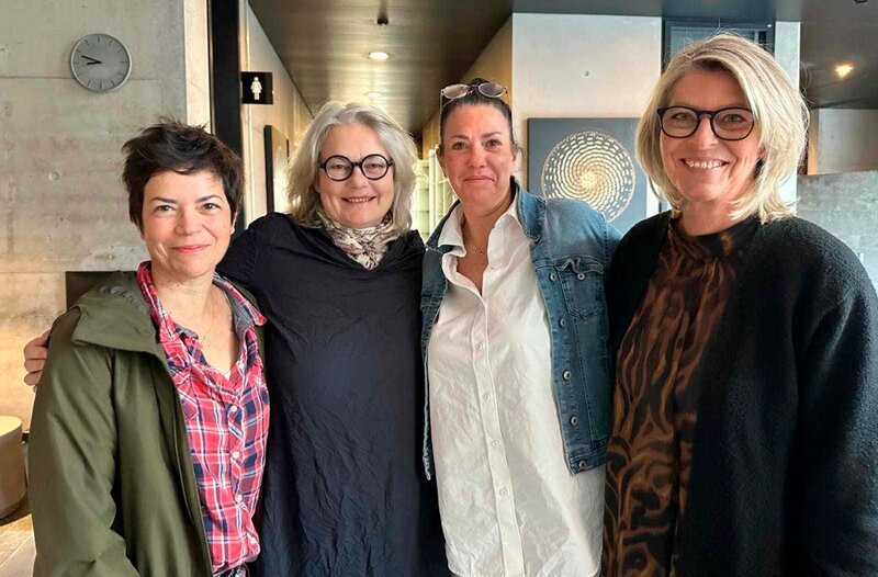 Hitzewallungen, Stimmungsschwankungen, Schlafstörungen – die Wechseljahre sind in der öffentlichen Wahrnehmung ein Tabuthema. Die neue dreiteilige Dokuserie ‚Die Frauensauna – Verdammte Wechseljahre!‘ begleitet vier Frauen über mehrere Monate in ihrem Alltag und bei intensiven Gesprächen in der Sauna. – Bild: rbb/​Oliver Ziebe