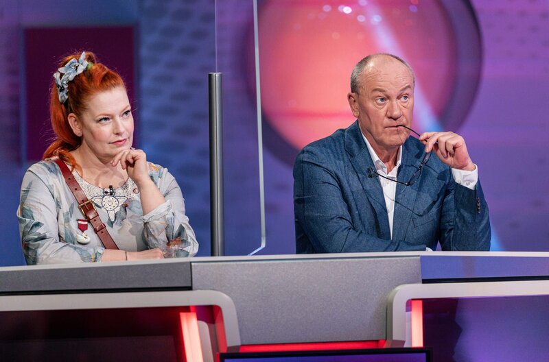 Entertainerin Enie van de Meiklokjes und Telefonschreck Bodo Bach sind ein eingespieltes Rateteam. Im Wissensquiz „Meister des Alltags“ stellen sie ihre Alltagstauglichkeit unter Beweis. Der Gewinn wird einem guten Zweck gespendet. – Bild: SWR/​Christian Koch