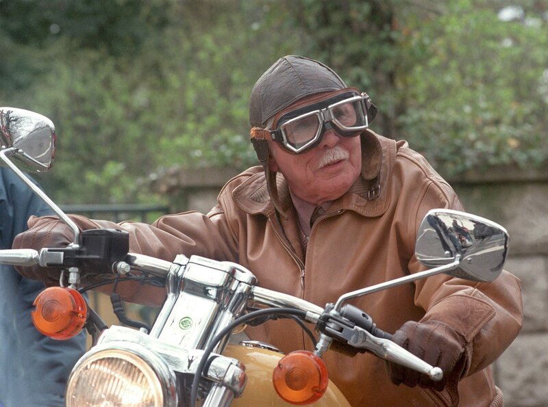 MDR Fernsehen IN ALLER FREUNDSCHAFT FOLGE 35, „Liebschaften“, am Donnerstag (01.03.12) um 12:30 Uhr. Friedrich Steinbach (Fred Delmare) auf Sebastians Motorrad. – Bild: MDR/​Laue