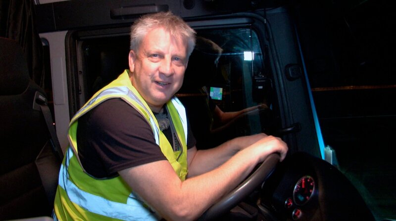 Manfred Batt befreit mit seinem Team die Landebahnen vom Gummiabrieb. – Bild: HR