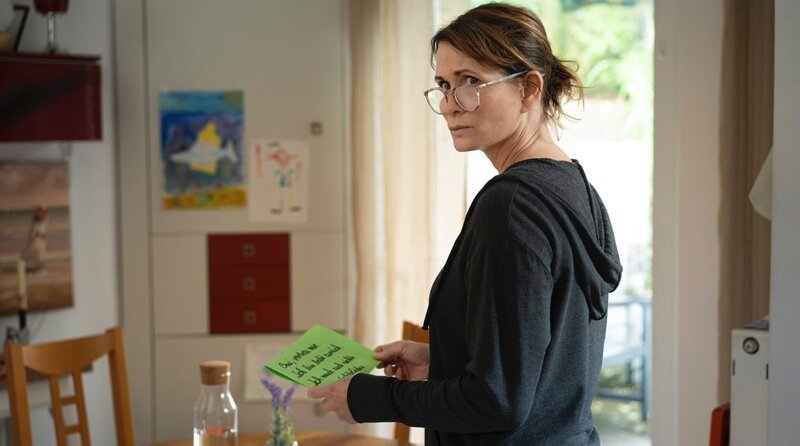 Steffi (Anja Kling) liest eine beunruhigende Nachricht. – Bild: ARD Degeto Film/filmpool fiction GmbH/Christine Schroeder Steffi (Anja Kling) liest eine beunruhigende Nachricht. – Bild: ARD Degeto Film/filmpool fiction GmbH/Christine Schroeder