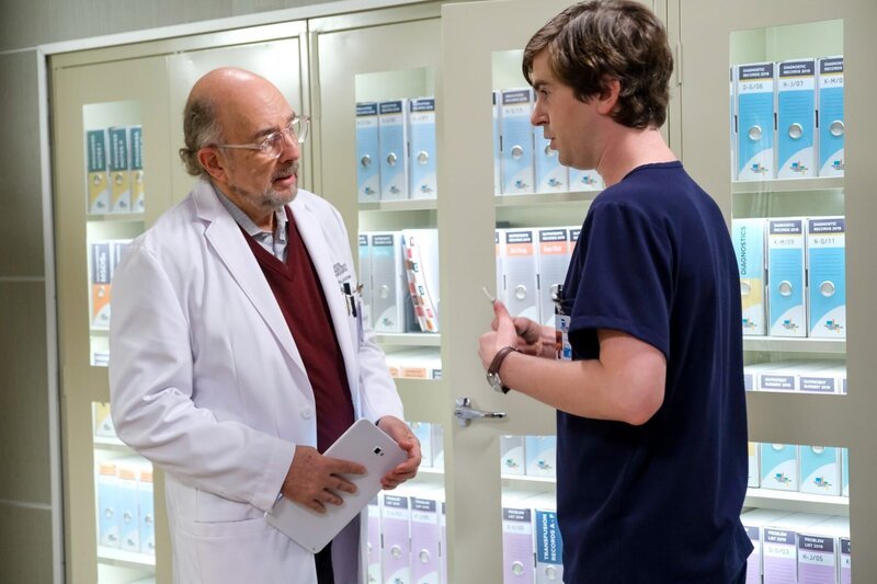 (v.li.): Richard Schiff (Dr. Aaron Glassman), Freddie Highmore (Dr. Shaun Murphy). – Bild: ORF/​Sony Pictures/​ABC