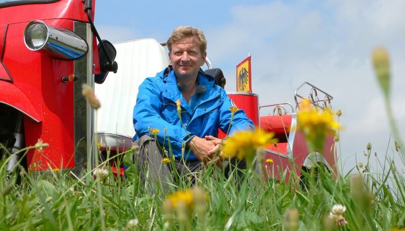 Für seine neue Expedition geht Michael Kessler (Foto) buchstäblich an die Grenze. Rund 1.400 Kilometer legt der Comedian im Tuk Tuk zurück. Mit dem ostasiatischen Dreirad fährt er von Bayern bis an die Ostsee, immer entlang des ehemaligen deutsch-deutschen Grenzstreifens, um zu erfahren, ob 25 Jahre nach dem Mauerfall auch wirklich zusammen gewachsen ist, was zusammengehört. Im zweiten Teil der Reise tuckert er 700 Kilometer durch Niedersachsen, Sachsen-Anhalt, Mecklenburg-Vorpommern bis nach Schleswig-Holstein an die Ostsee. – Bild: rbb/​Stefan Wieduwilt