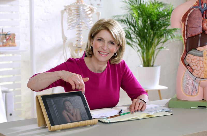 Wer regelmäßig kalt duscht, wird seltener krank. So lautete schon die Empfehlung des Urvaters der kalten Güsse Kneipp. Doch ob das kalte Nass unseren Körper wirklich gegen Viren abhärtet und ob Warmduscher die Zähne besser zusammenbeißen sollten, weiß Susanne Holst in „Wissen vor acht – Mensch“. – Bild: ARD/​Frank W. Hempel