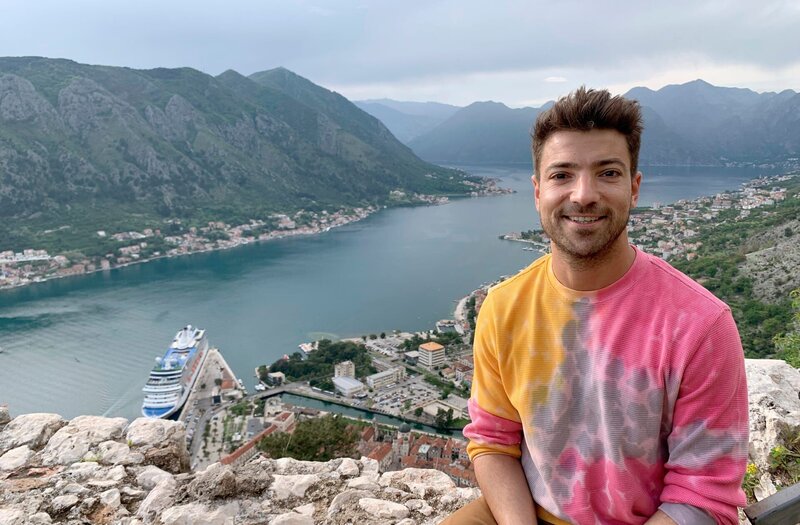 Moderator Ramon Babazadeh startet seine Reise durch Montenegro in der Bucht von Kotor, die als südlichster Fjord Europas bezeichnet wird. – Bild: 3sat