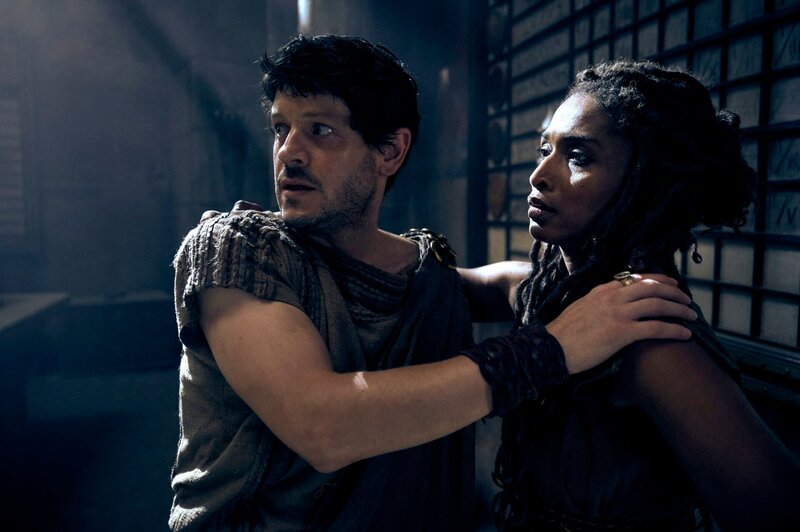 Tenax (Iwan Rheon), Cala (Sara Martins) – Bild: ServusTV