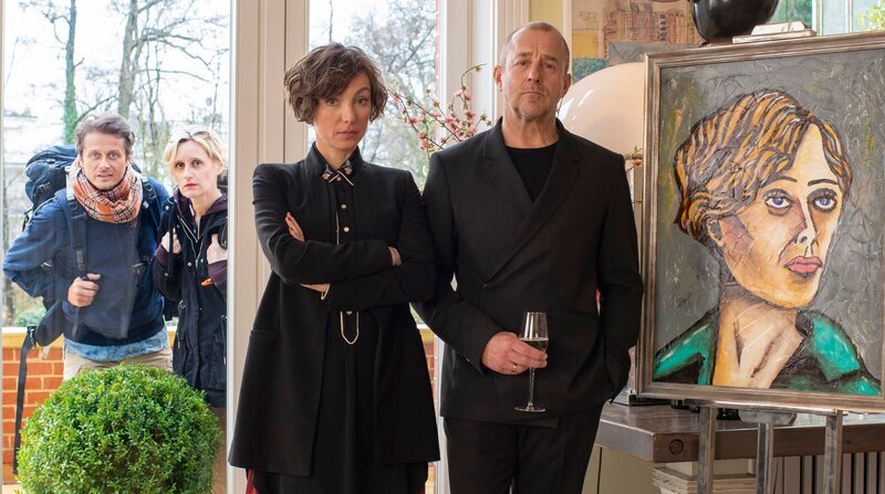 Clara (Julia Koschitz) und Ulf (Heino Ferch) ahnen nicht, wie nahe ihnen die „Verstorbenen“ – Anke (Sabine Waibel, hinten) und Enno (Roman Knižka, hinten) – noch sind. – Bild: ARD Degeto/​BR/​Thorsten Jander/​Thorsten Jander